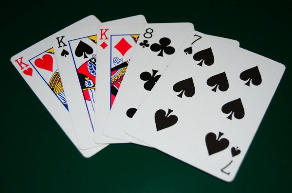 https://www.reddit.com/r/poker/comments/1u0dnqt/question_about_etiquette/ - 大学锦标赛中亮牌诱导对手跟注：这是策略还是失礼？