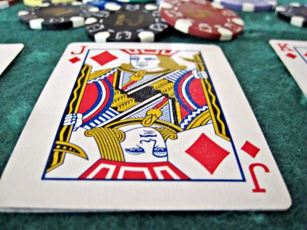 https://www.reddit.com/r/poker/comments/1u1lnge/i_built_xploit_poker_an_ai_trainer_where_you_play/ - 【AI训练工具】XPloit Poker实战评测
