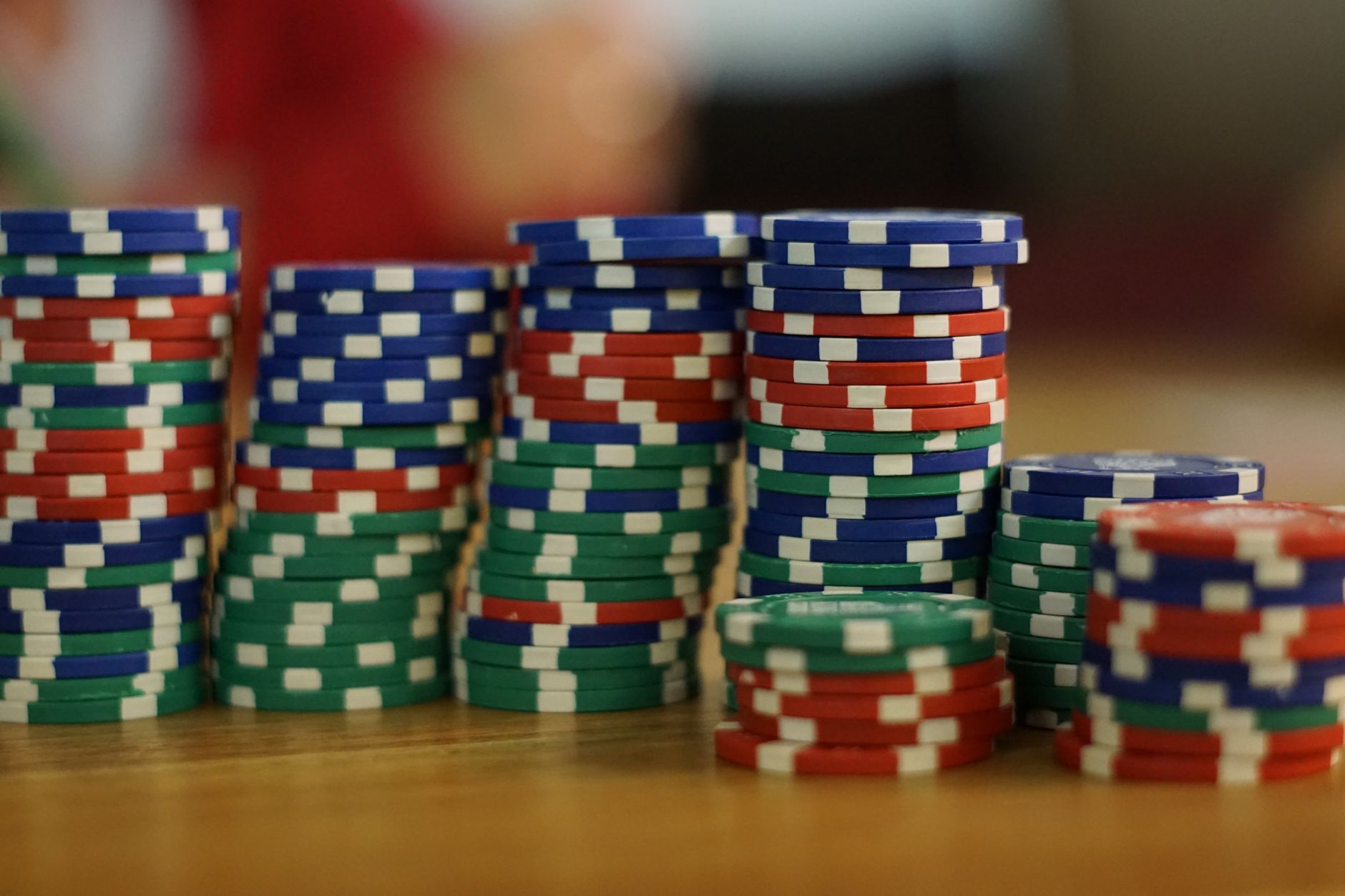 翻牌中暗三条却遇多人底池：PLO5小盲位KK44Q的决策拆解（实战示例）